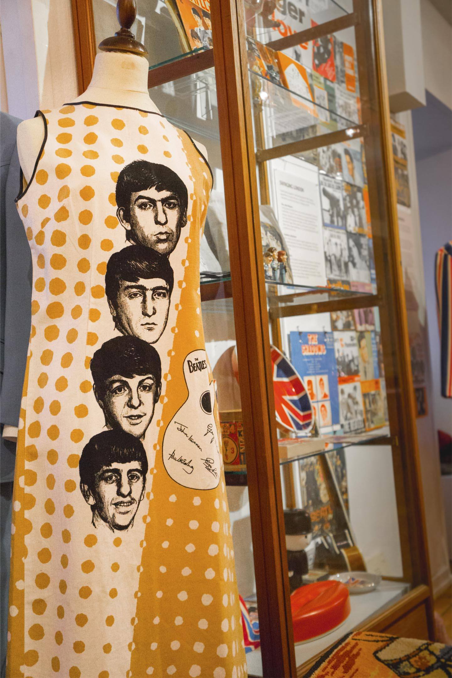 Beatles-kjole fra 1960'erne, Swinging London, særudstilling 2019 på museet Tidens Samling, museum for klæder, form og bolig i det 20. århundrede, Kulturmaskinen, Farvergården, Brandts Klædefabrik, Odense