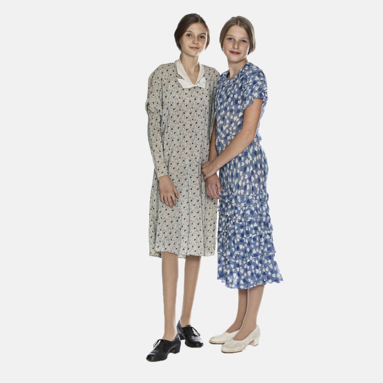 Piger i lette, lyse 20'er-kjoler, læs om mode i 1920'erne, originalt tøj fra museet Tidens Samling, Kulturmaskinen, Farvergården, Brandts Klædefabrik, Odense