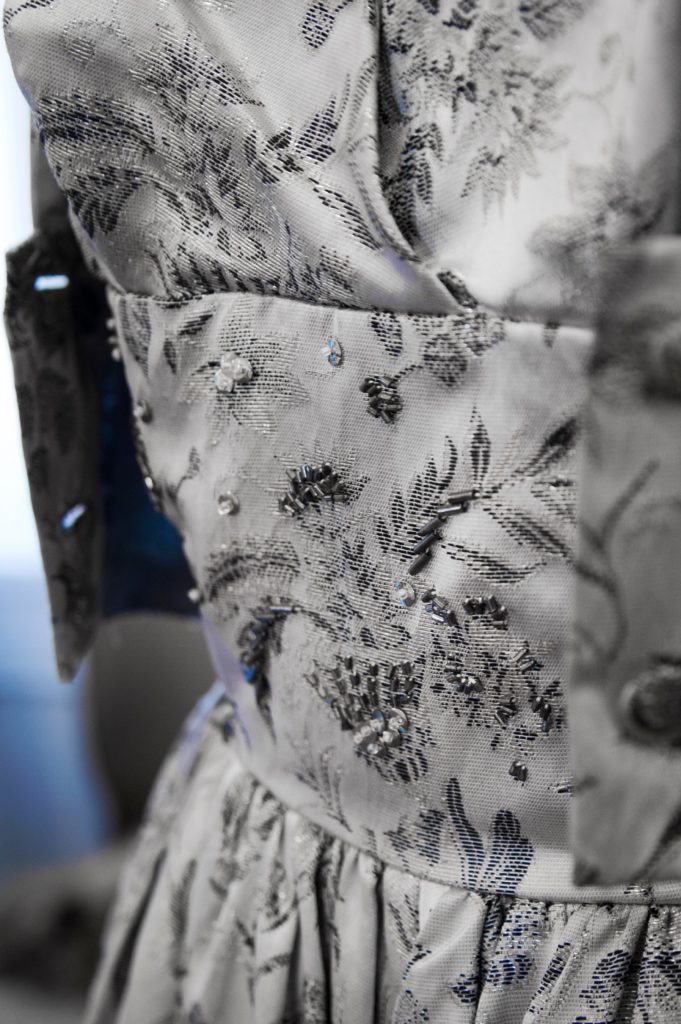 1950'ernes nostalgiske kjoler i særudstillingen 'Klædt på til alle tiders selskab' på Tidens Samling
