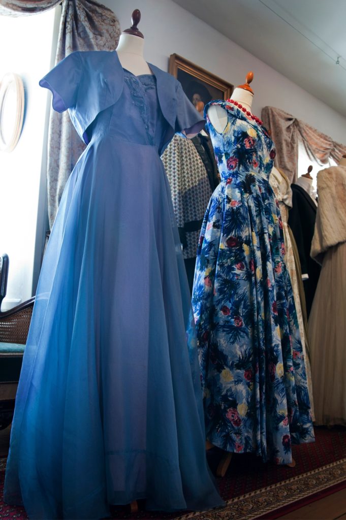 1950'ernes nostalgiske kjoler i særudstillingen 'Klædt på til alle tiders selskab' på Tidens Samling