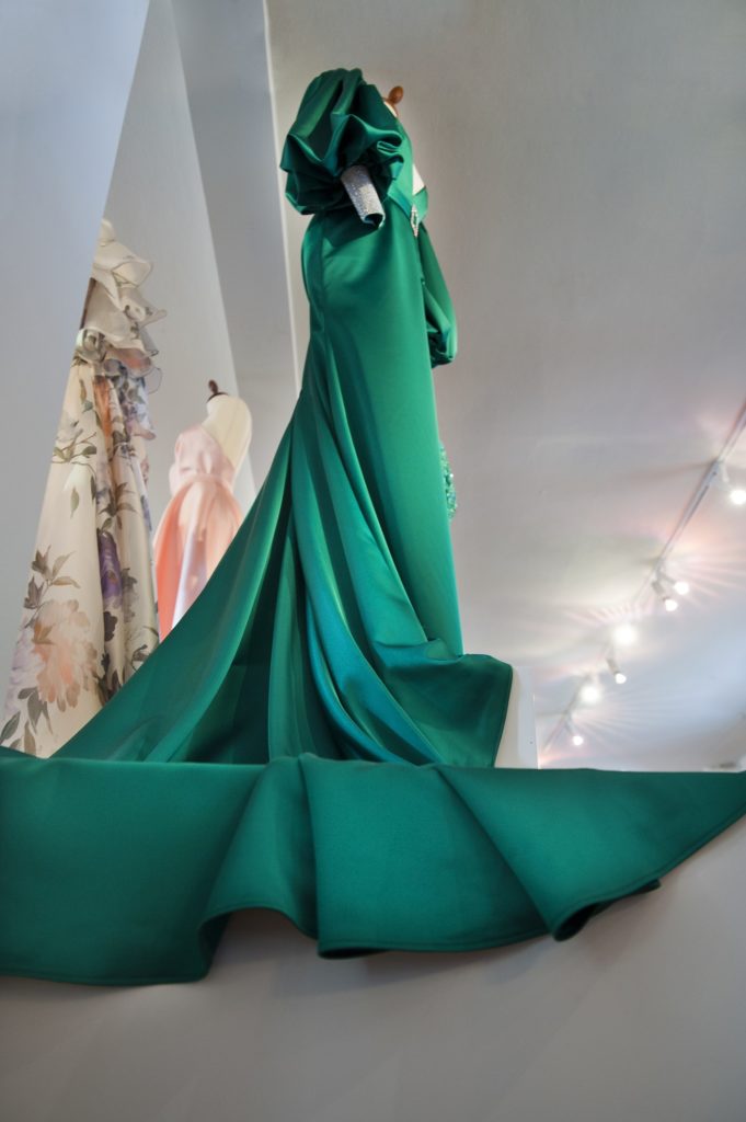 Den smaragdgrønne Oscarkjole designet af Lasse Spangenberg - set i særudstillingen 'Klædt på til alle tiders selskab' på Tidens Samling
