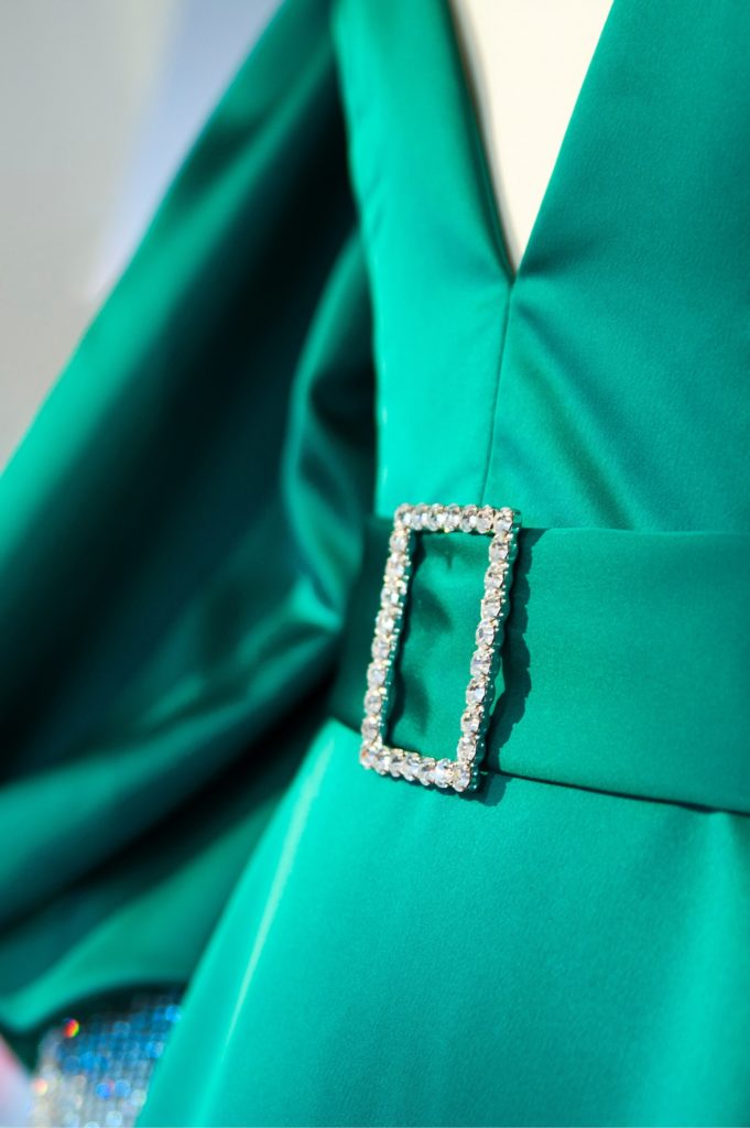 Den smaragdgrønne Oscarkjole designet af Lasse Spangenberg - set i særudstillingen 'Klædt på til alle tiders selskab' på Tidens Samling